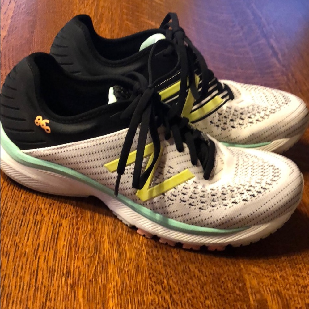 NWOT New Balance 860 Running Shoes